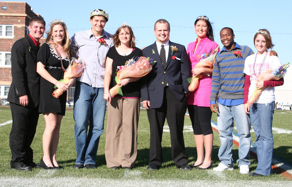 Students pose as homecoming royalty