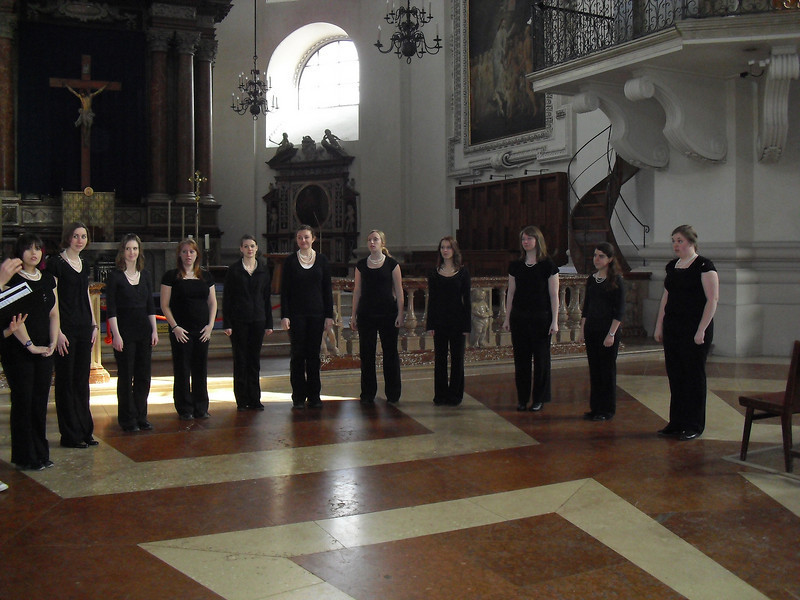 Arioso sings at the St. Stephen's Cathedral in Salzburg.