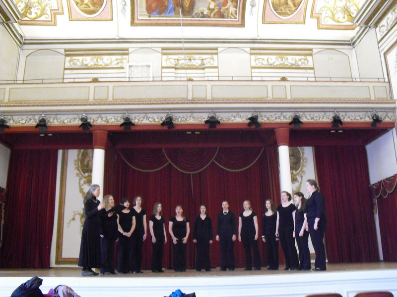 Arioso sings on the stage at the Esterhazy Palace.